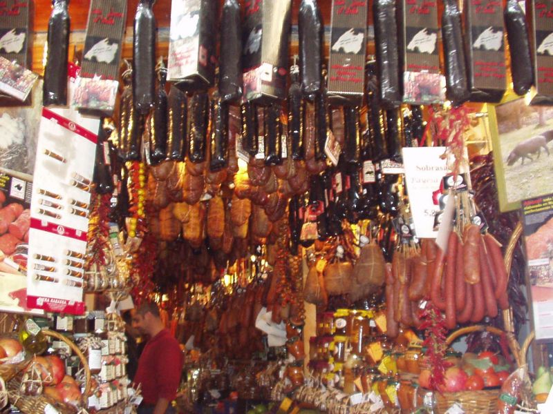 名物のソブラサーダなどがずらりと並びます