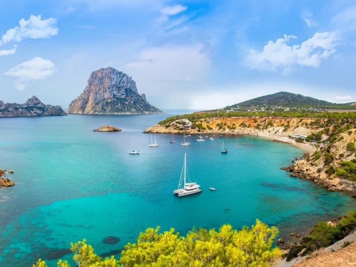 イビサ島と青い海