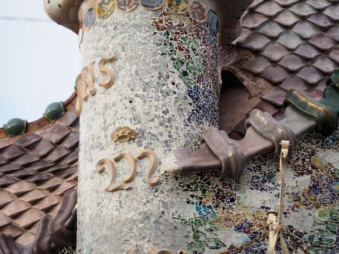 カサ・バトリョ（バトリョ邸）のタイルの装飾詳細