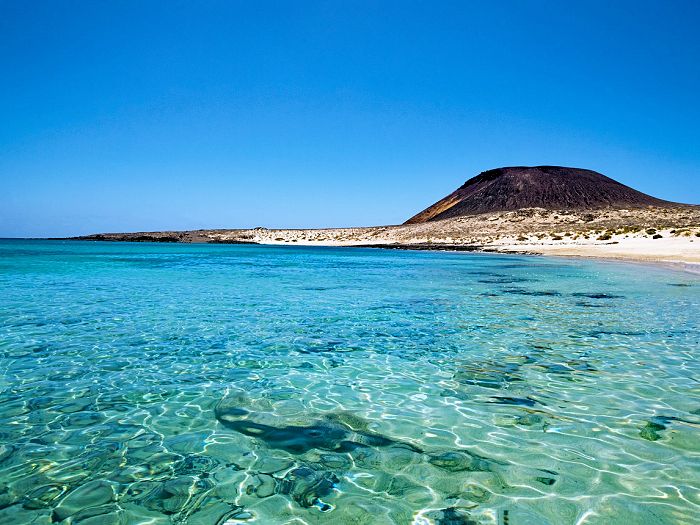 ラ・グラシオサ島のラ・フランセサ・ビーチと透き通る海水