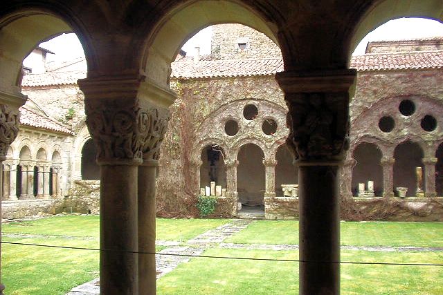 スペインで最も美しい村のひとつに挙げられるサンティリャーナ・デル・マル　Santillana del Mar