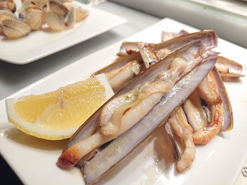 マテ貝の鉄板焼き。スペイン語で刀を意味するNavajaと言います。独特の触感で、日本人はみんな絶賛します！