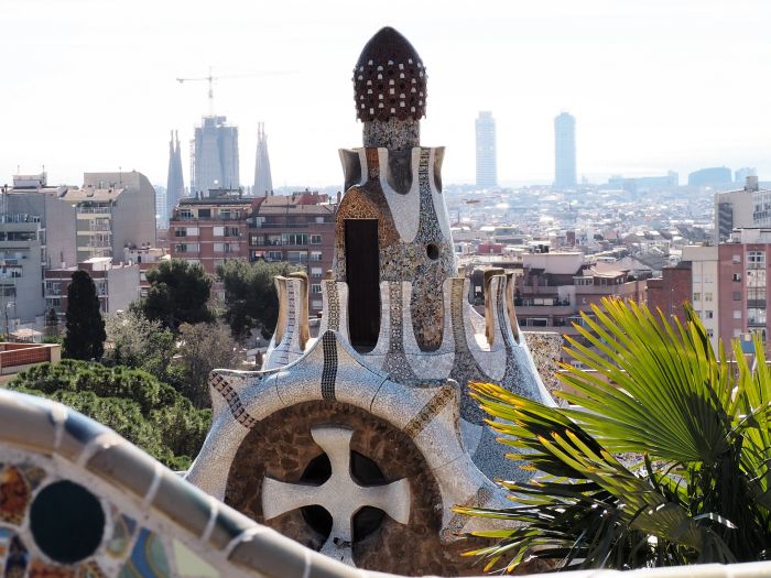 グエル公園のお菓子の家の向こうには地中海とサグラダファミリア