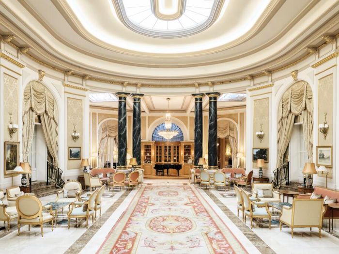 写真はホテル・エル・パレス（パラセ）の上品な雰囲気のロビー