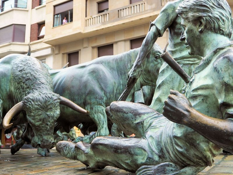 パンプローナにある,牛追い祭りの迫力ある彫刻