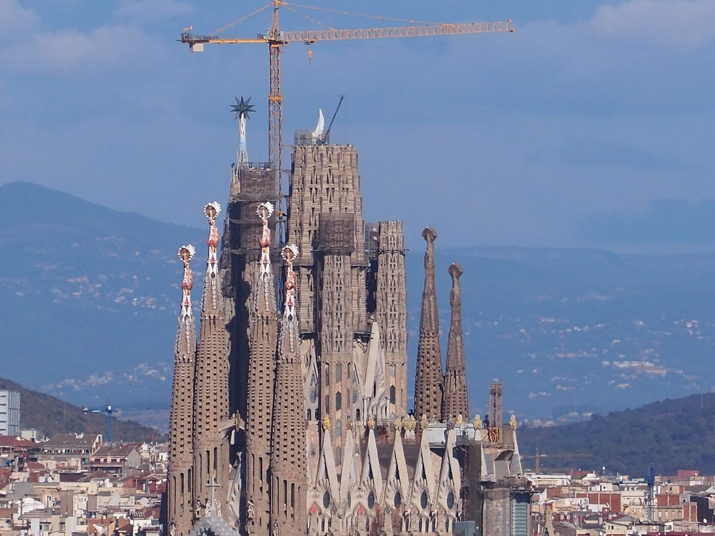 サグラダファミリアの全体像を丘の上から