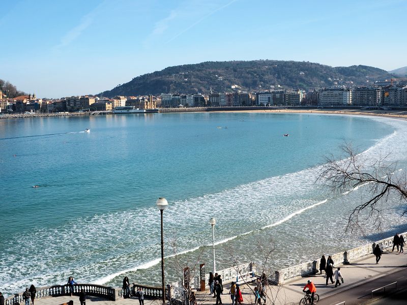 サン・セバスティアンのコンチャ海岸はスペイン北部で最も有名な海岸です