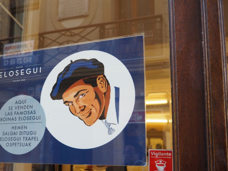 バスク帽＝バスク・ベレー。老舗でもシンプルなものはお値段も高すぎません