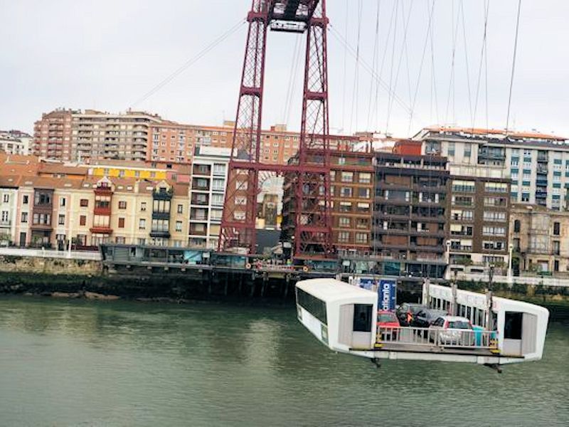 世界遺産のビスカヤ橋は今も立派な市民の足