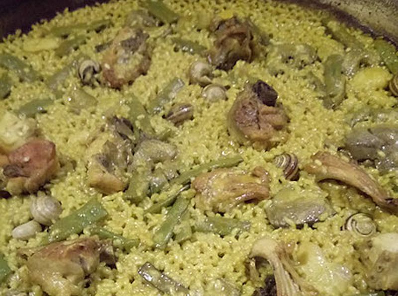 本場バレンシア風パエリャは豆やカタツムリなど農地の食材が入ります