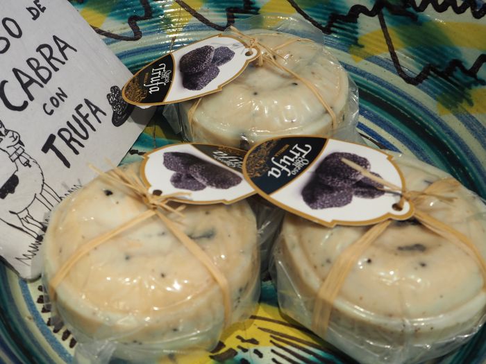 黒トリュフが入ったチーズ（モレーリャのチーズ屋さんで）